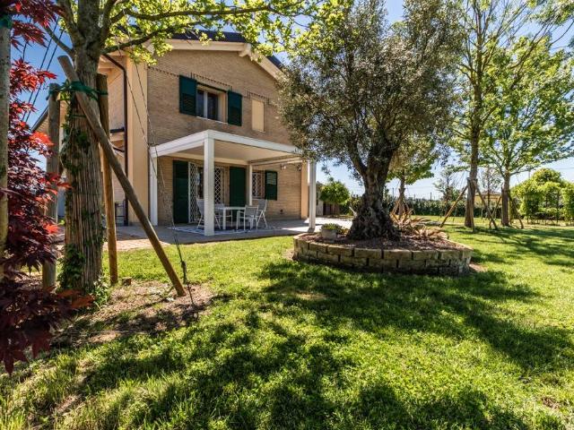 Villa Indipendente in vendita a Unione Terre di Pianura, Granarolo Dell'emilia