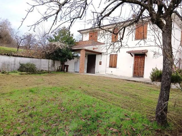 Villa Indipendente in vendita a Gropparello, Reggio Emilia