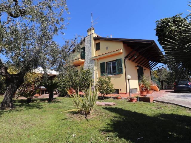 Villa Indipendente in vendita a Petrella, Marche