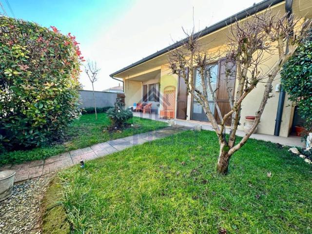 Villa Indipendente in vendita a Zanengo, Lombardia