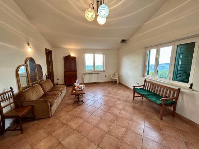 Villa Indipendente in vendita a Gualdo Cattaneo, Umbria