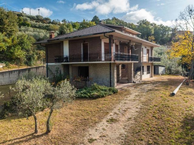 Villa Indipendente in vendita a Gualdo Cattaneo, Umbria