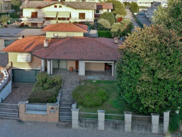 Villa Indipendente in vendita a Guanzate, Como