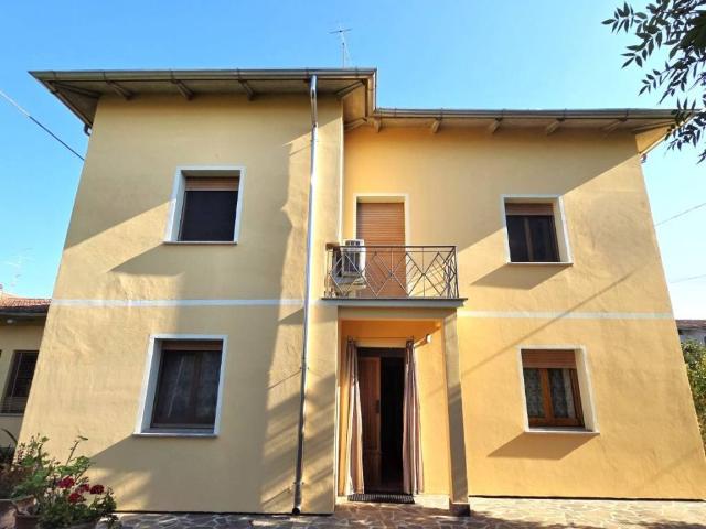 Villa Indipendente in vendita a Duomo, Guastalla