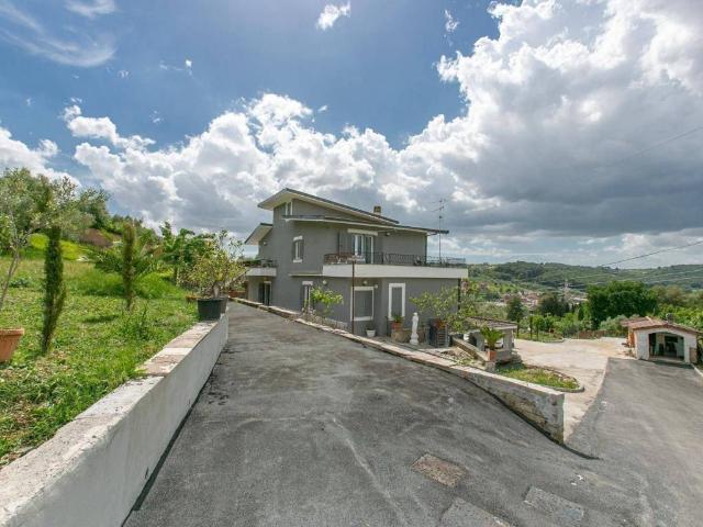 Villa Indipendente in vendita a Guidonia Montecelio, Roma Capitale