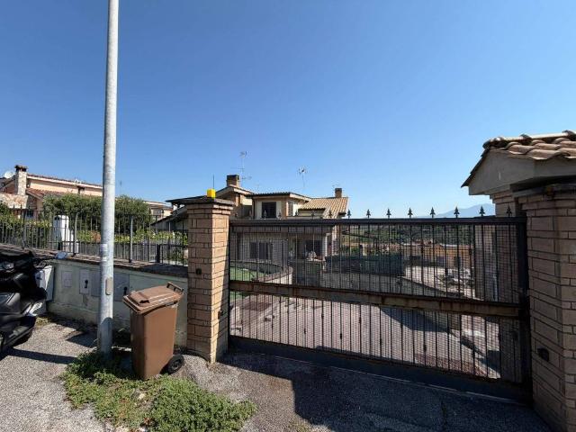 Villa Indipendente in vendita a Guidonia Montecelio, Roma Capitale