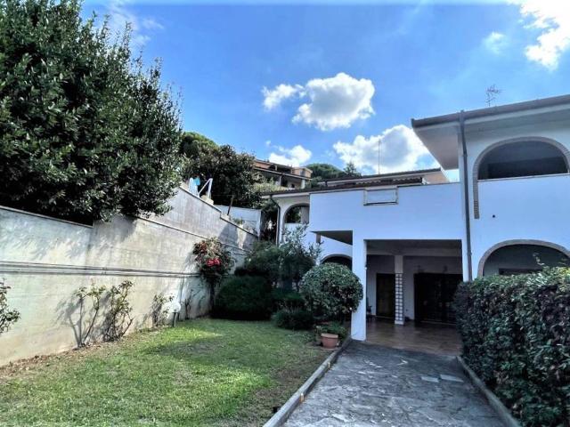 Villa Indipendente in vendita a Parco Azzurro, Colleverde