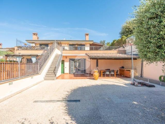 Villa Indipendente in vendita a Parco Azzurro, Colleverde