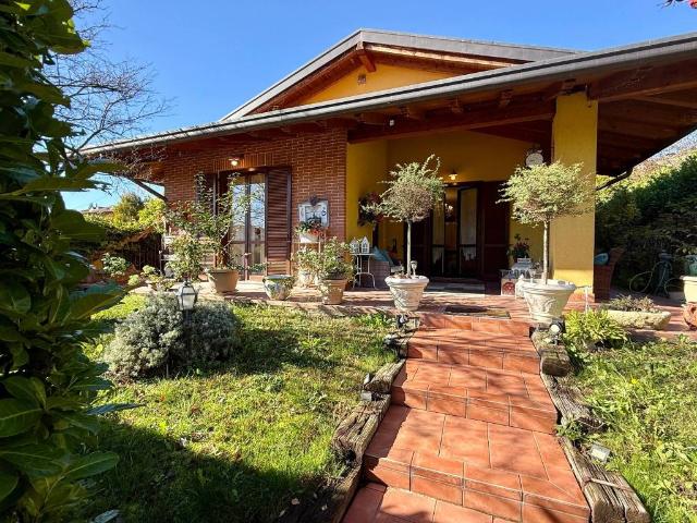 Villa Indipendente in vendita a Imbersago, Lombardia