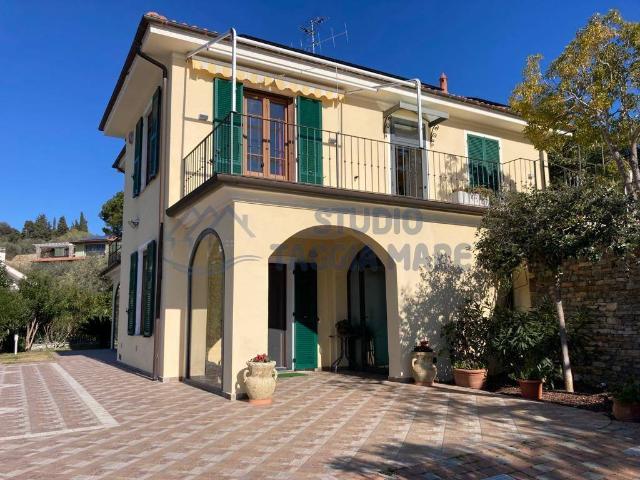 Villa Indipendente in vendita a Oliveto, Imperia