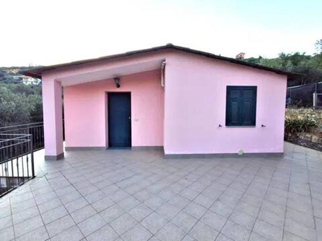 Villa Indipendente in vendita a Oliveto, Imperia