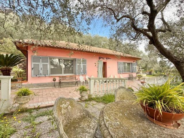 Villa Indipendente in vendita a Oliveto, Imperia