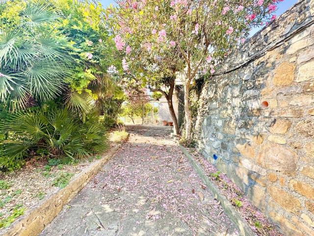Villa Indipendente in vendita a Oliveto, Imperia