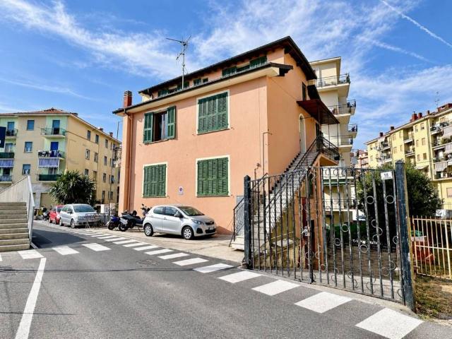 Villa Indipendente in vendita a Oliveto, Imperia