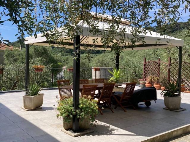 Villa Indipendente in vendita a Oliveto, Imperia