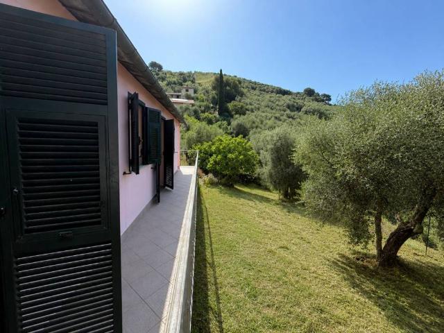 Villa Indipendente in vendita a Oliveto, Imperia