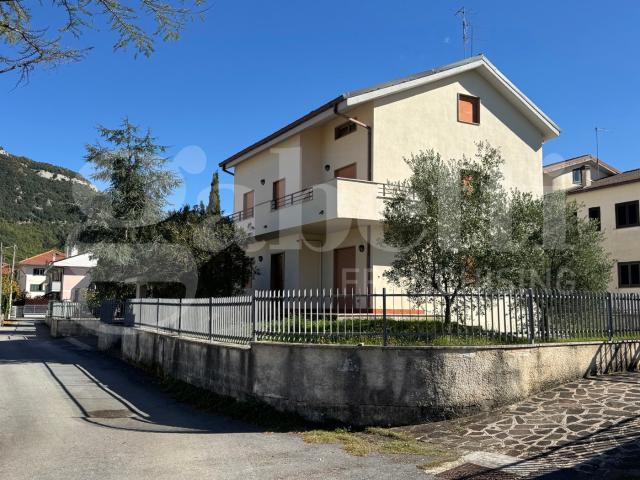 Villa Indipendente in vendita a Pesche, Molise