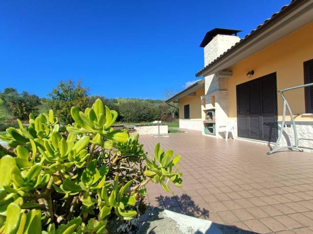 Villa Indipendente in vendita a Isernia, Molise