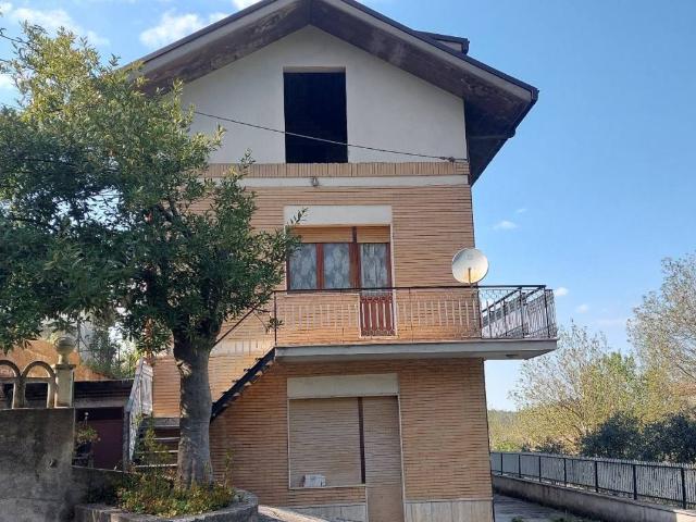 Villa Indipendente in vendita a Isola Del Gran Sasso, Abruzzo