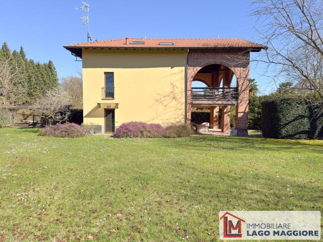 Villa Indipendente in vendita a Ispra, Lombardia