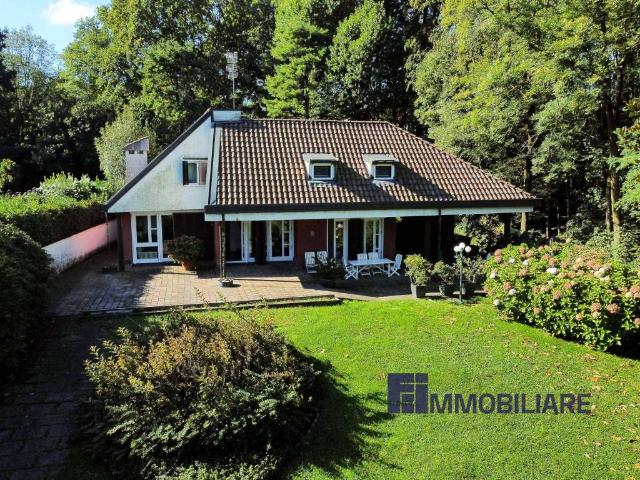 Villa Indipendente in vendita a Ispra, Lombardia