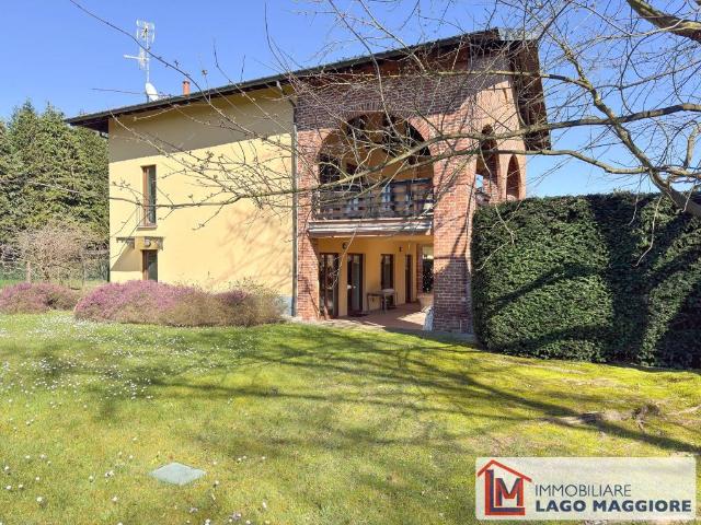 Villa Indipendente in vendita a Ispra, Lombardia