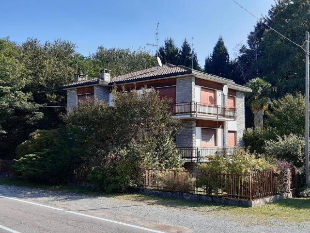 Villa Indipendente in vendita a Ispra, Lombardia