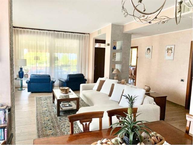 Villa Indipendente in vendita a Ispra, Lombardia