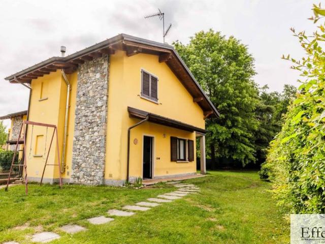 Villa Indipendente in vendita a Ispra, Lombardia