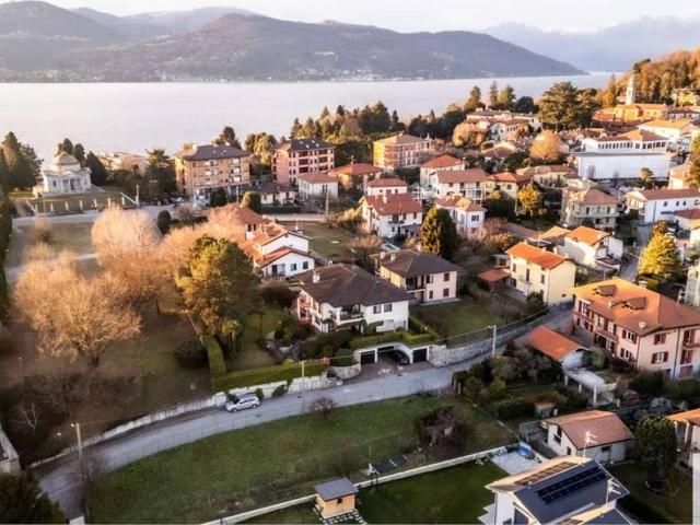 Villa Indipendente in vendita a Ispra, Lombardia