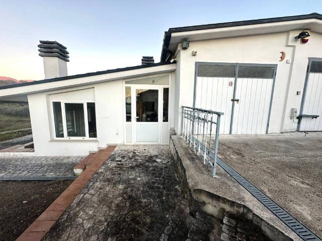Villa Indipendente in vendita a Labro, Lazio