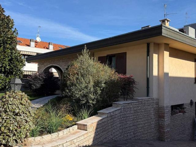 Villa Indipendente in vendita a Lainate, Lombardia