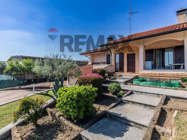 Villa Indipendente in vendita a Lainate, Lombardia