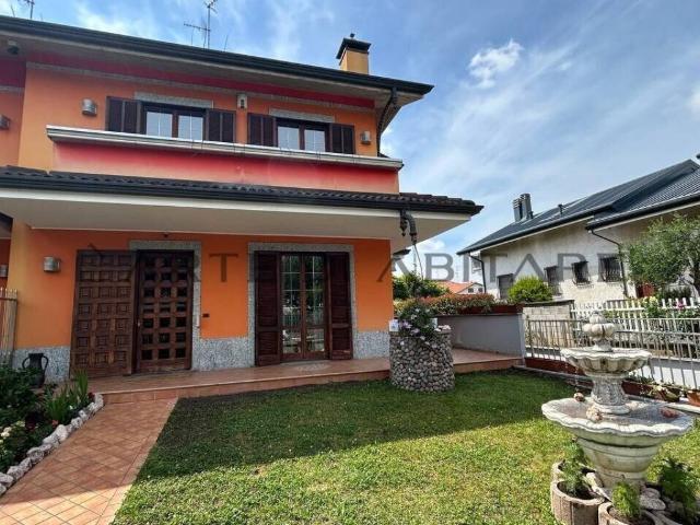 Villa Indipendente in vendita a Lainate, Lombardia