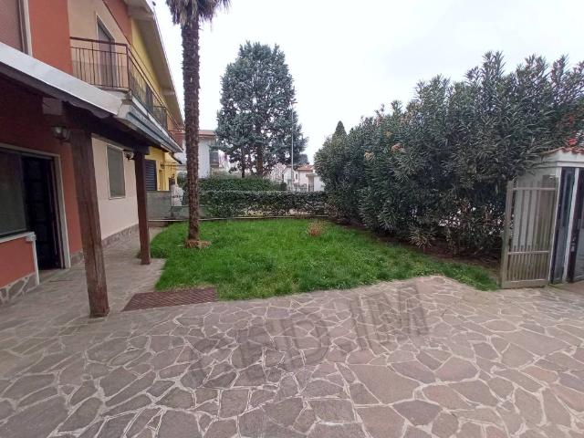 Villa Indipendente in vendita a Lainate, Lombardia