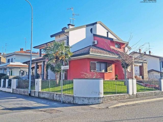 Villa Indipendente in vendita a Landriano, Lombardia