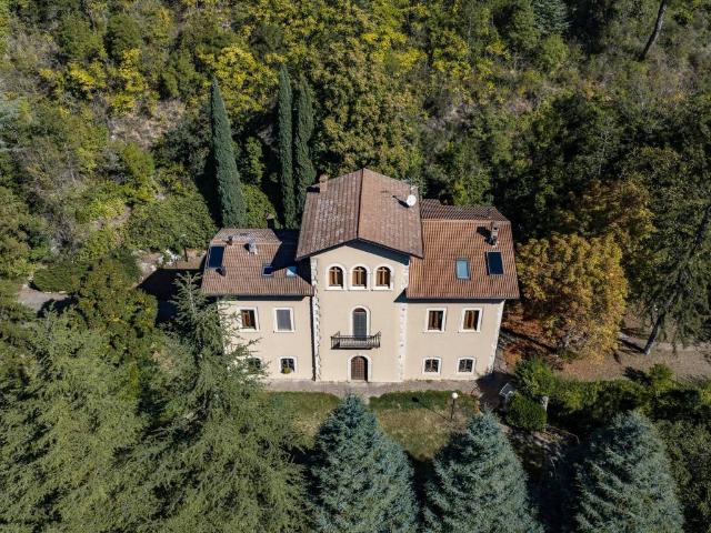 Villa Indipendente in vendita a Poggio di Roio, L'Aquila