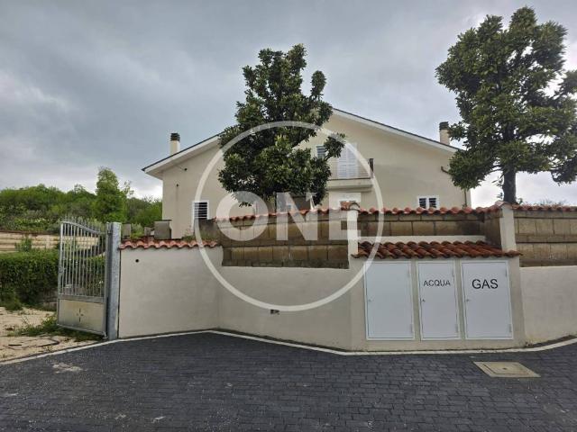 Villa Indipendente in vendita a Valle Mazzone, Roma Capitale