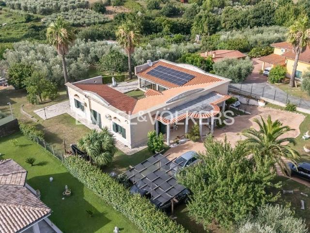 Villa Indipendente in vendita a Valle Mazzone, Roma Capitale