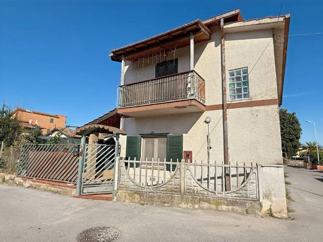 Villa Indipendente in vendita a Valle Mazzone, Roma Capitale