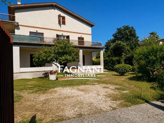 Villa Indipendente in vendita a Valle Mazzone, Roma Capitale