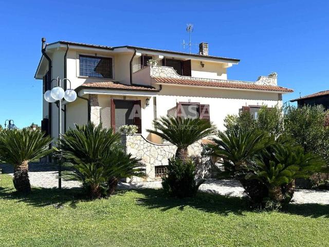 Villa Indipendente in vendita a Valle Mazzone, Roma Capitale
