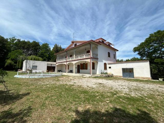 Villa Indipendente in vendita a Larino, Molise