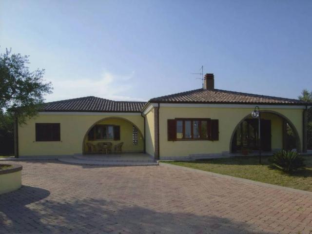 Villa Indipendente in vendita a Larino, Molise