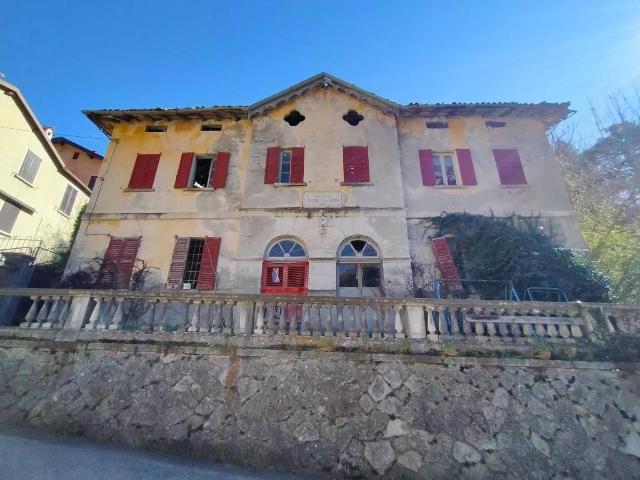 Villa Indipendente in vendita a Lasnigo, Lombardia