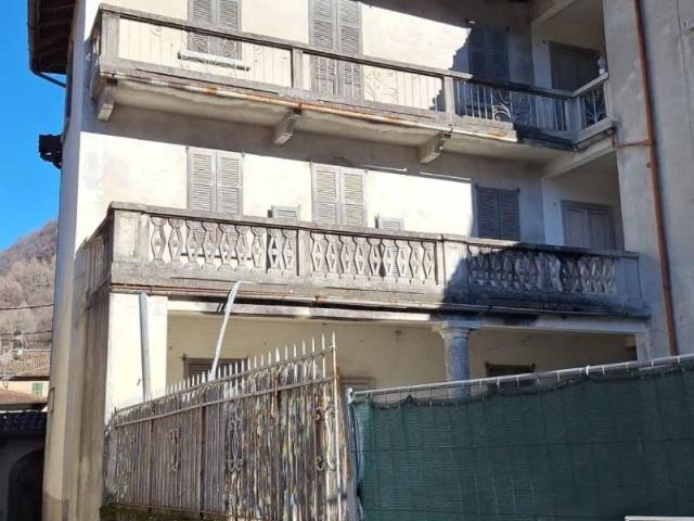 Villa Indipendente in vendita a Lasnigo, Lombardia