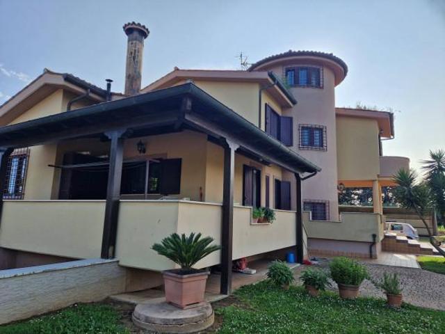 Villa Indipendente in vendita a Latina, Lazio