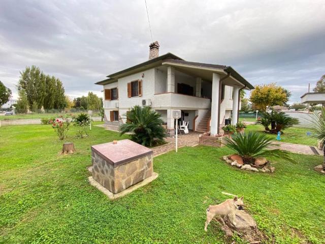 Villa Indipendente in vendita a Latina, Lazio