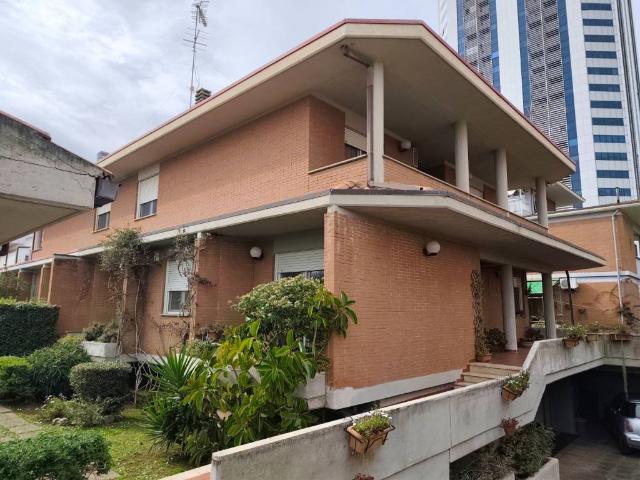Villa Indipendente in vendita a Nicolosi, Latina