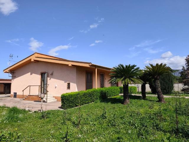 Villa Indipendente in vendita a Latina, Lazio